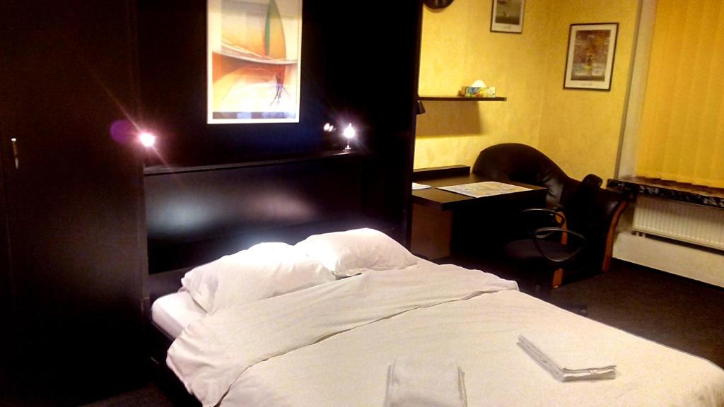 4 Stars Magheru Studio room 5