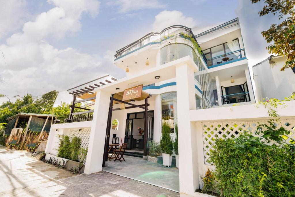 5 Coconut Homestay room 1