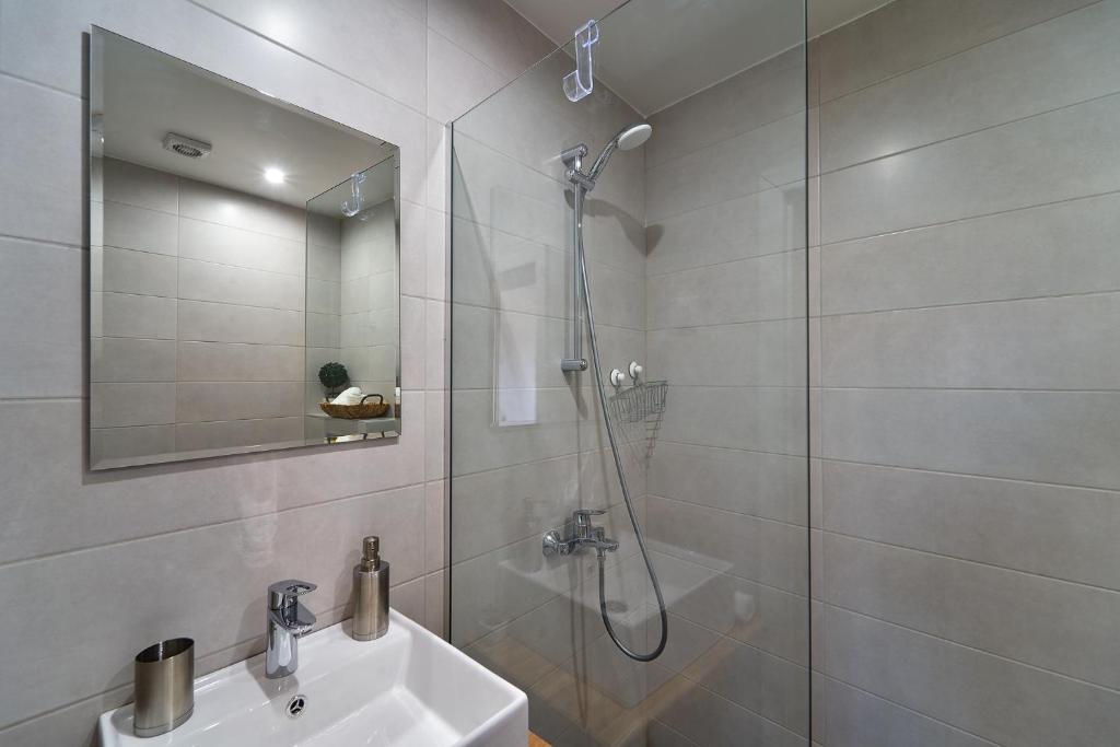 Adel Apartments room 1