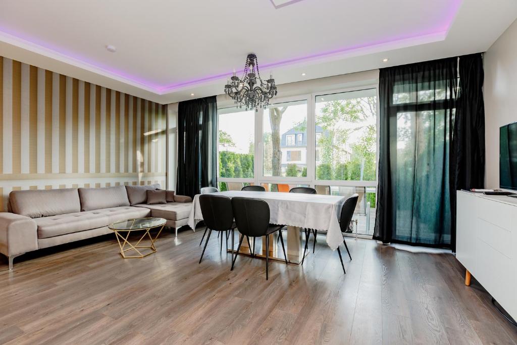 Amber Diamond room 1