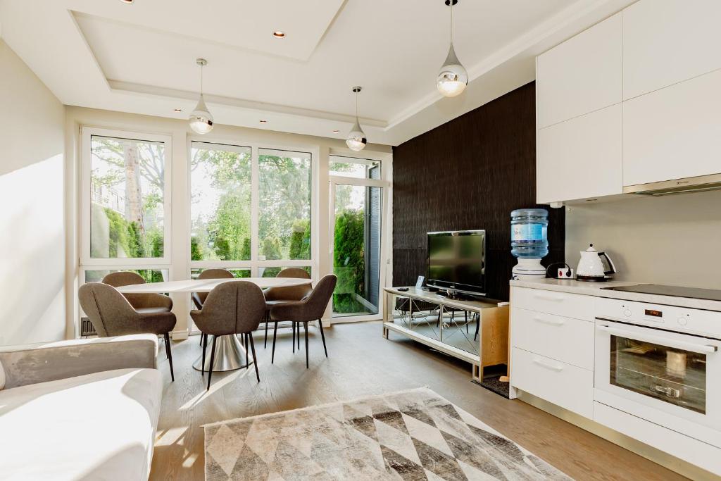 Amber Diamond room 2