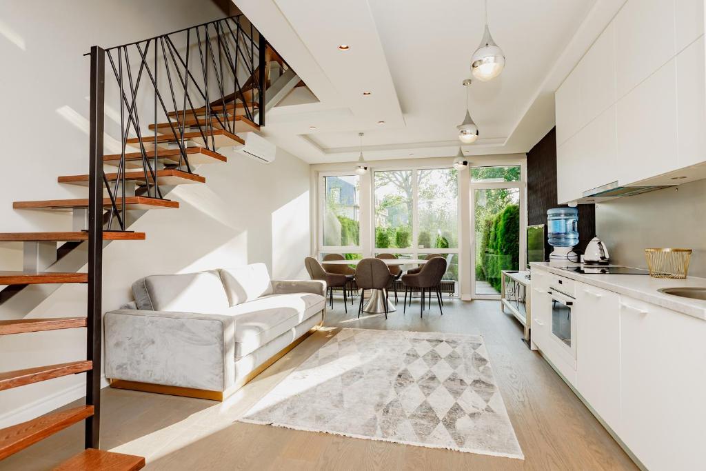 Amber Diamond room 3