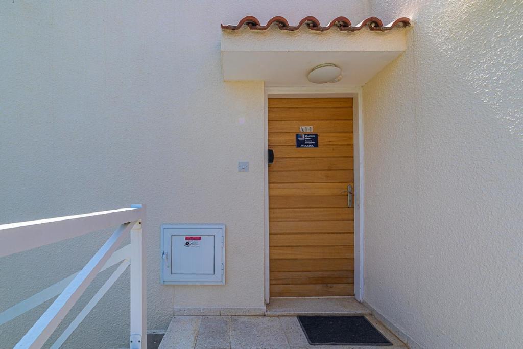 Apartment 14 in Coral Bay room 2