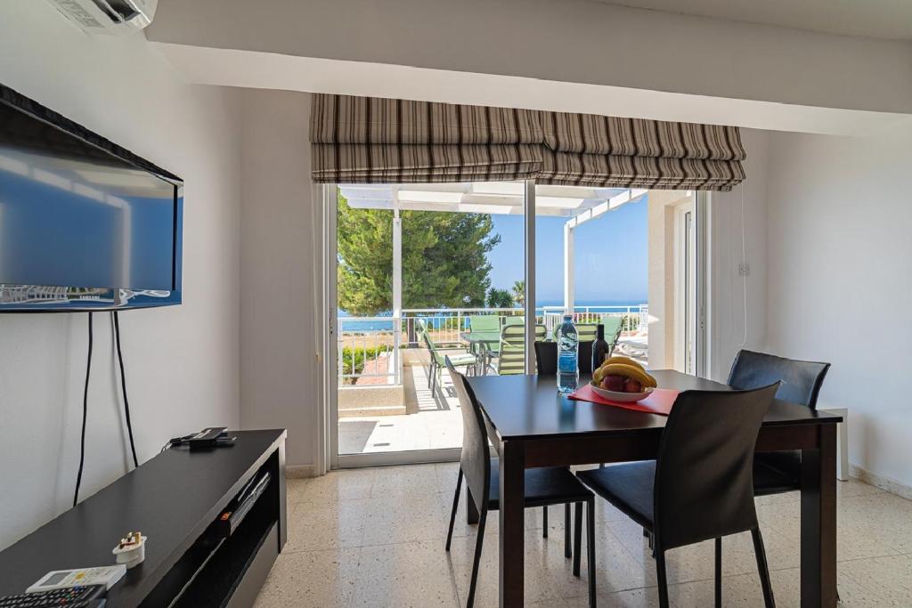 Apartment 14 in Coral Bay room 4