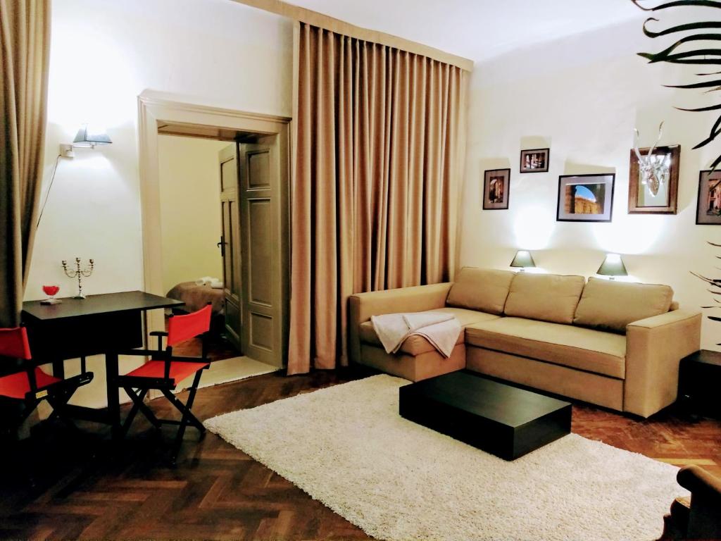 Charming Vintage Apartment Piata Sfatului room 3