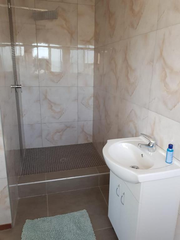 Aqua 180 Apartments room 6