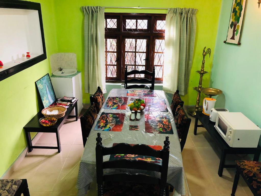 Araliya Holiday Bungalow room 6