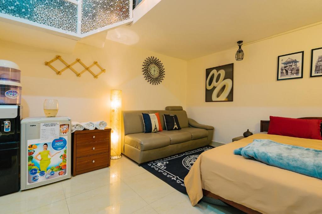 Aura Home Boutique 1987 room 2