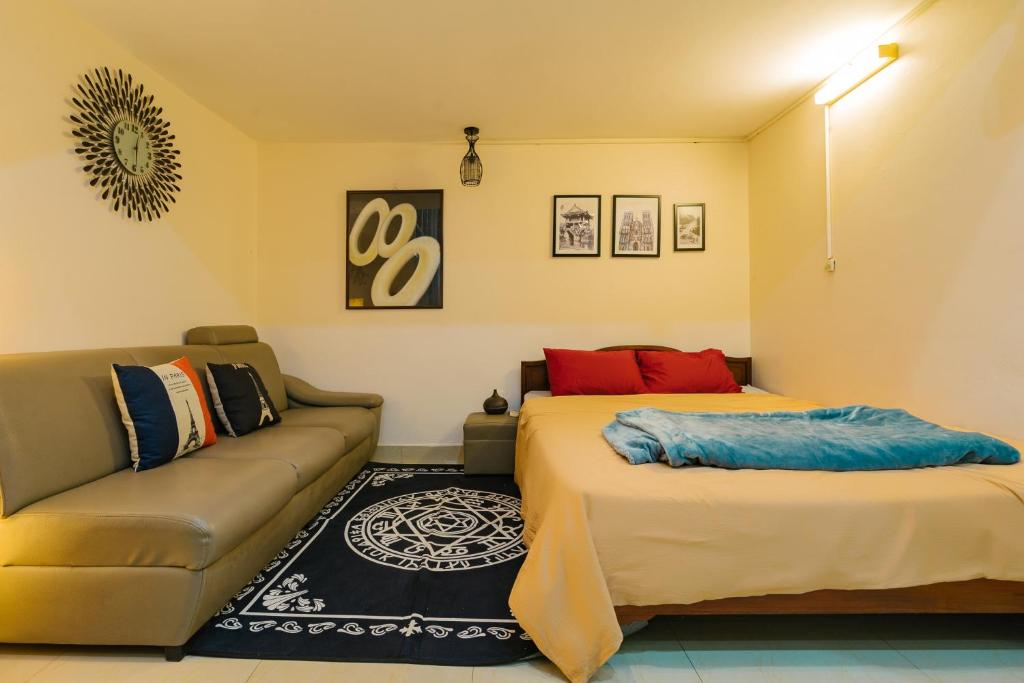 Aura Home Boutique 1987 room 3