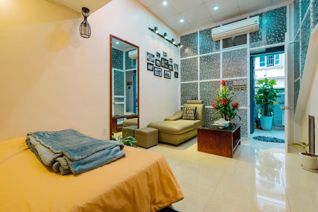 Aura Home Boutique 1987 room 4