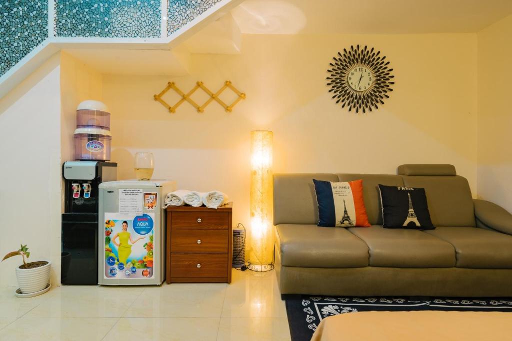 Aura Home Boutique 1987 room 5