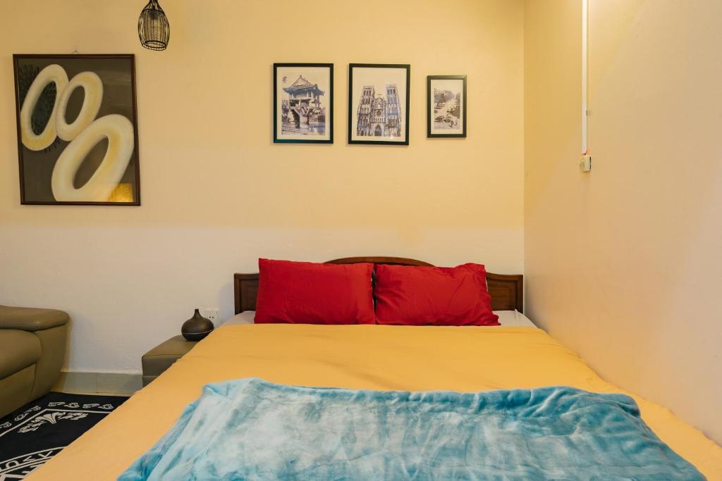 Aura Home Boutique 1987 room 6