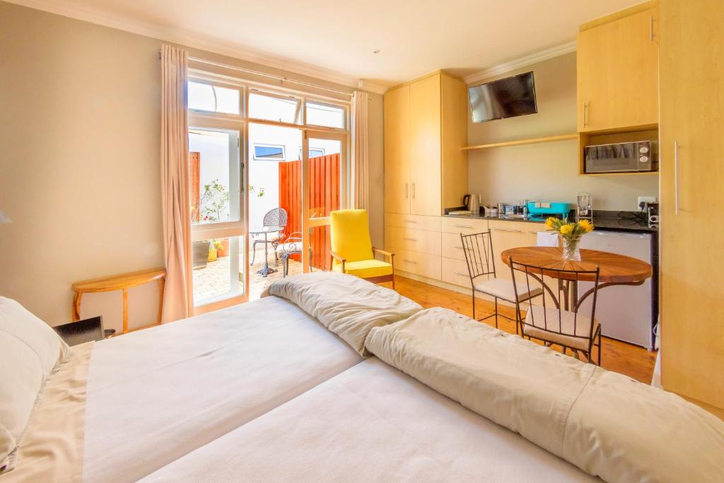 B's Place room 1