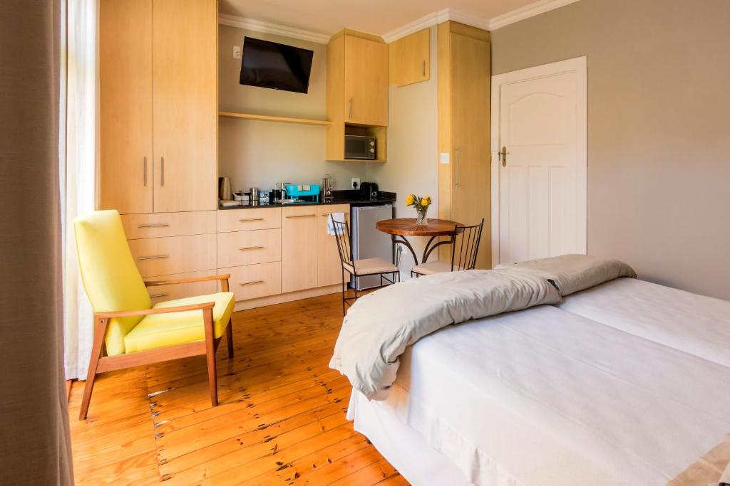 B's Place room 6