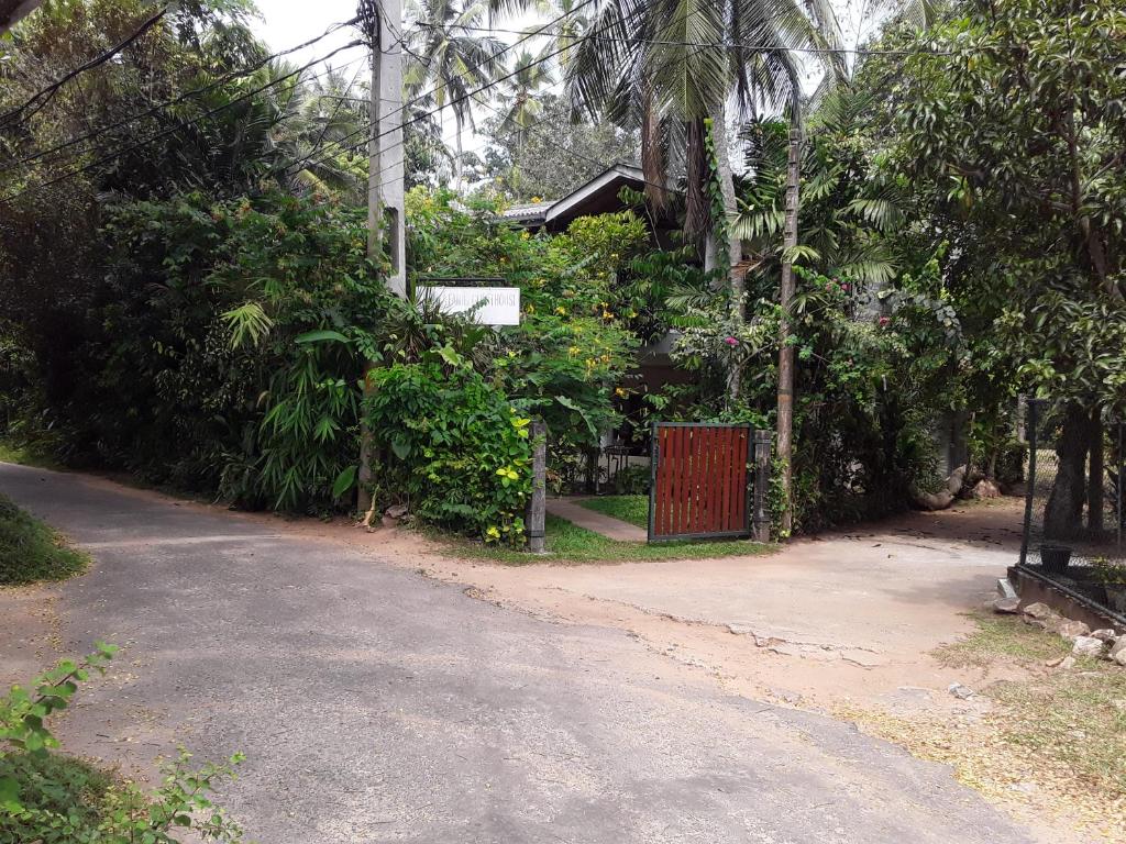 C-Lanka Guest House room 1