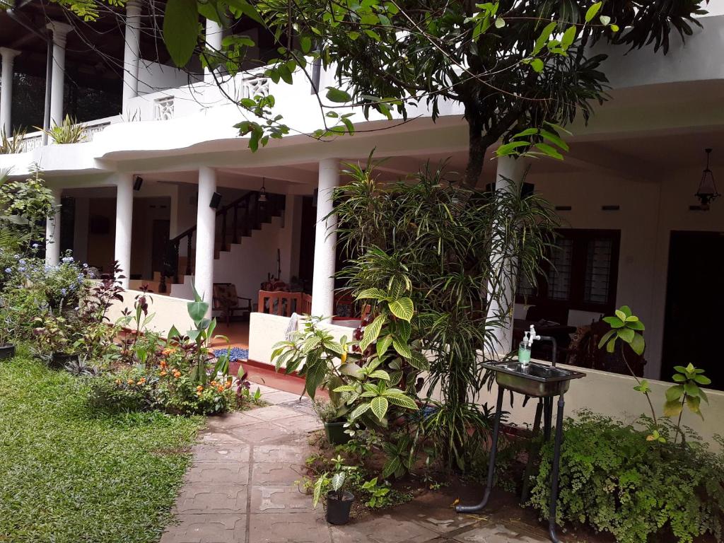 C-Lanka Guest House room 2
