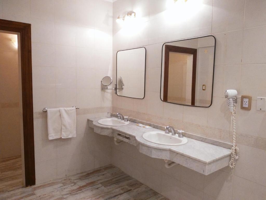 CATANGE HOTEL room 3