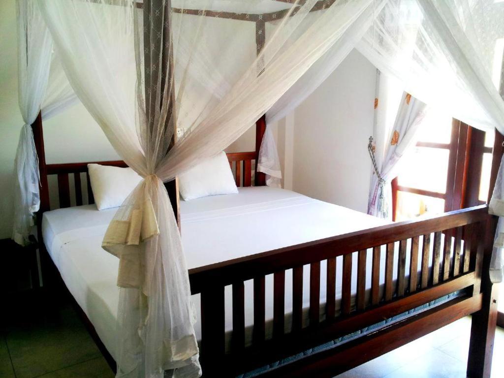 Ceylon Surf Guest and Restaurant room 1