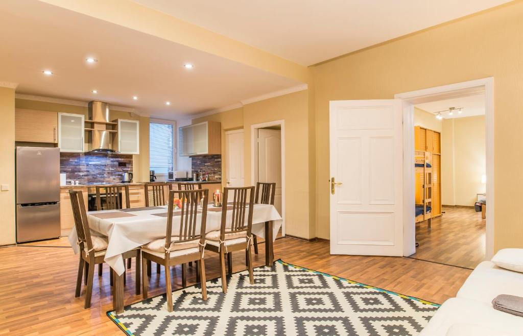 Charming spacious 3 bedroom in Old Town room 6