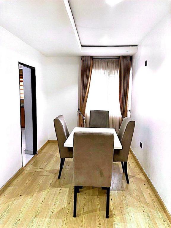 Clinton Court Estate room 2