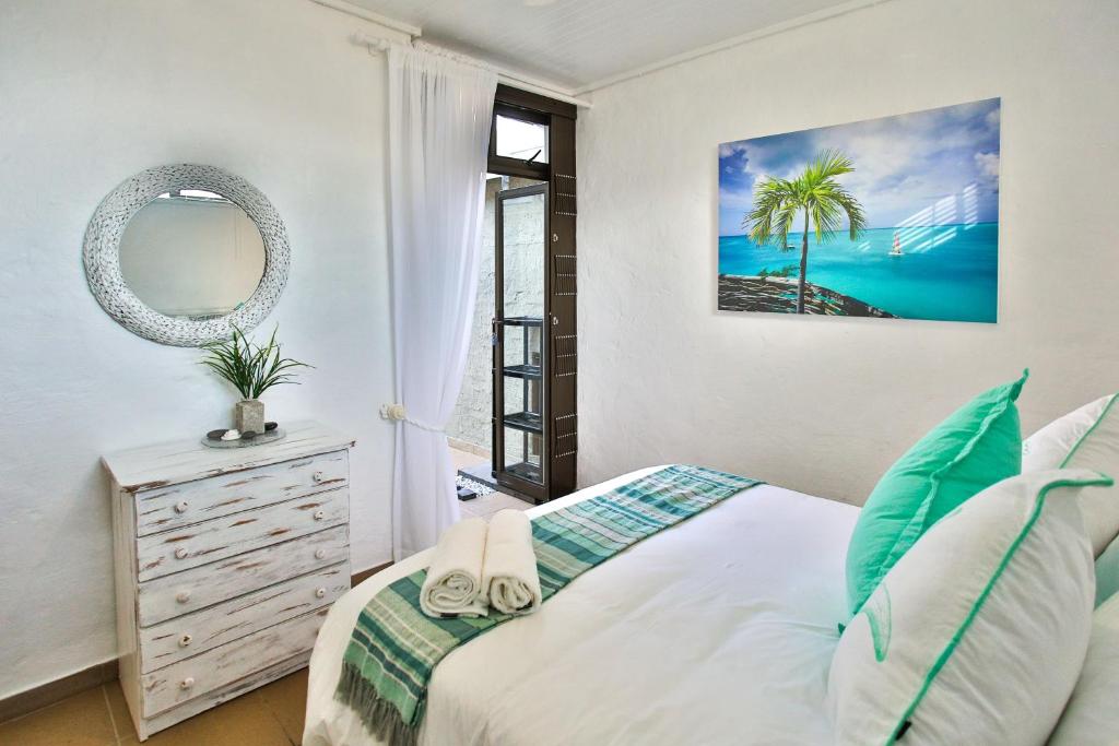 Coral Cove Apartments room 1