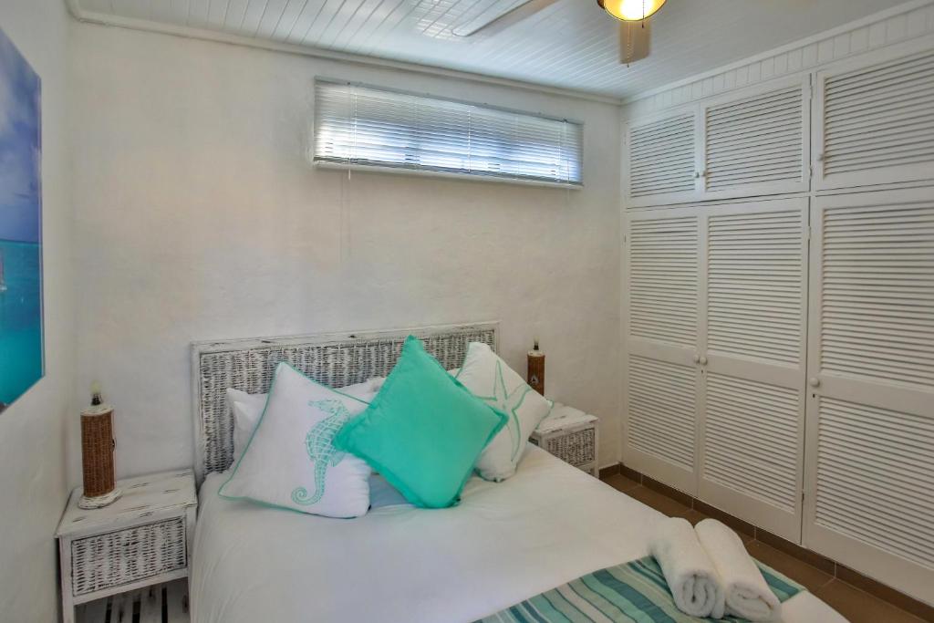 Coral Cove Apartments room 2