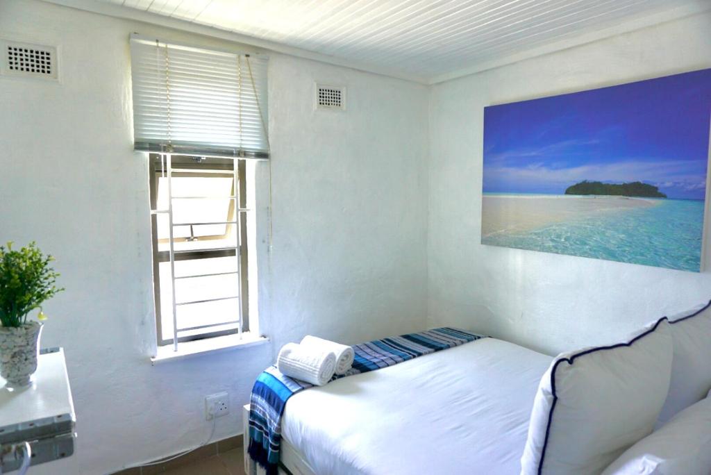 Coral Cove Apartments room 3