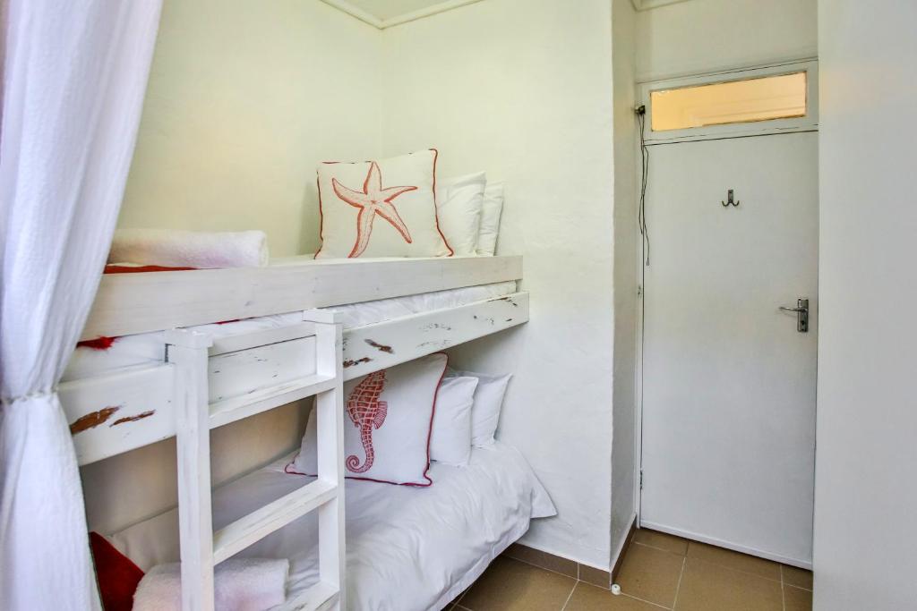 Coral Cove Apartments room 6