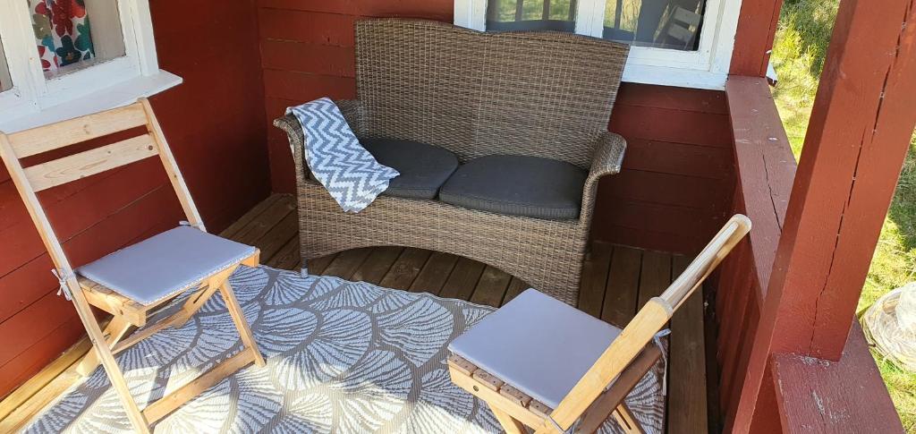 Cozy Cottage in the Woods, near Dyreparken in Kristiansand, Lake Lolandsvannet room 1