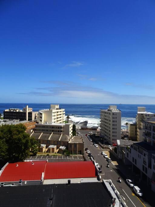 Cozy Beachfront Sea Point Apartments room 4