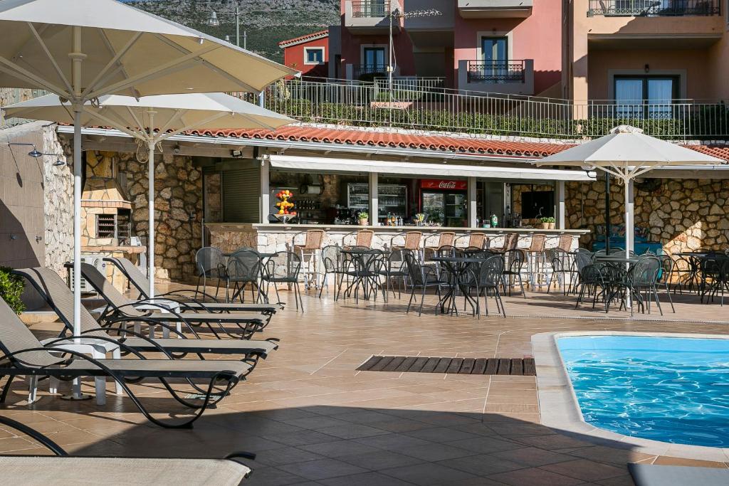 Crystal Palace Resort room 4