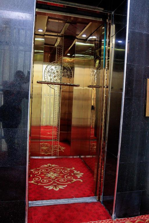 Desikok Royal Hotel room 4