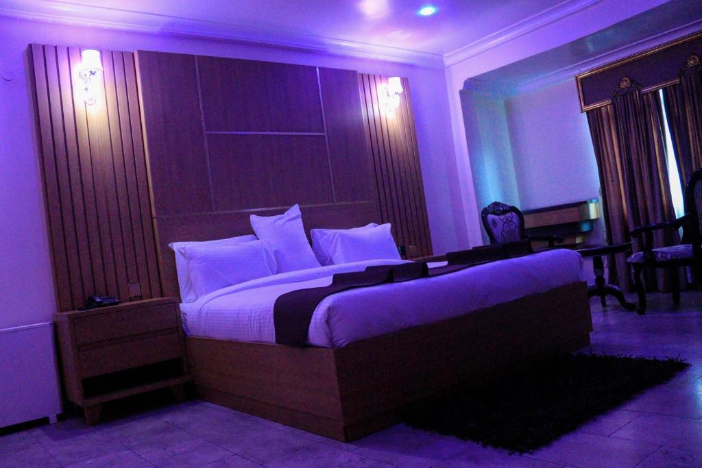 Desikok Royal Hotel room 5