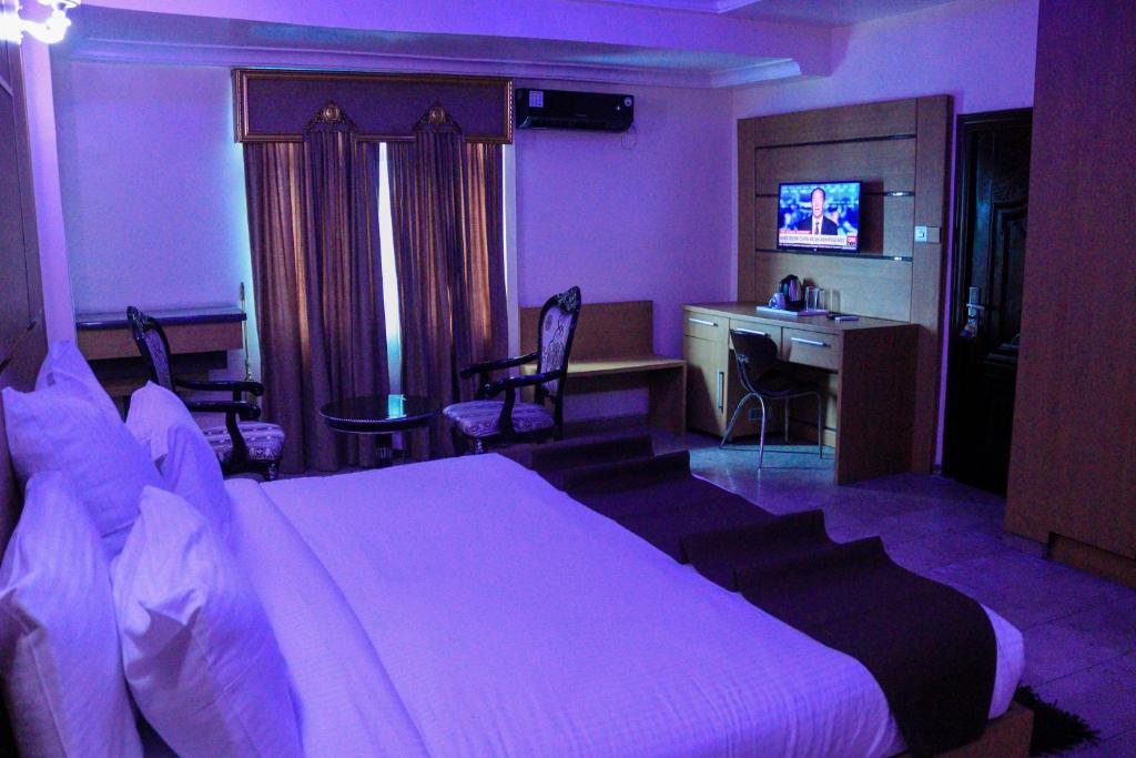 Desikok Royal Hotel room 6