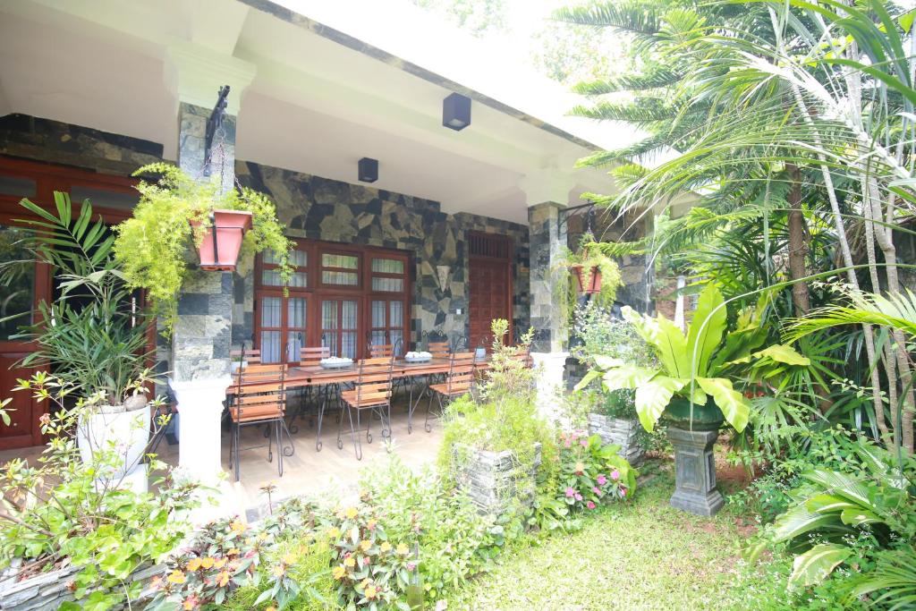 Diyon Bungalow room 5