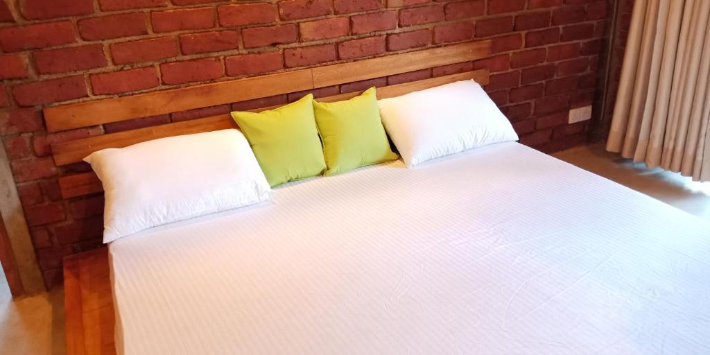 Eco Breeze Unawatuna room 2