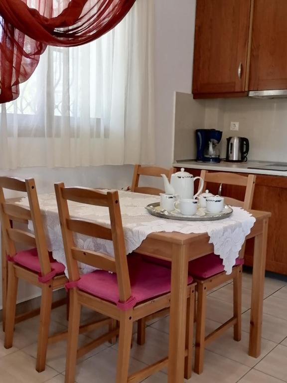 Eleni Beach Apartments room 2