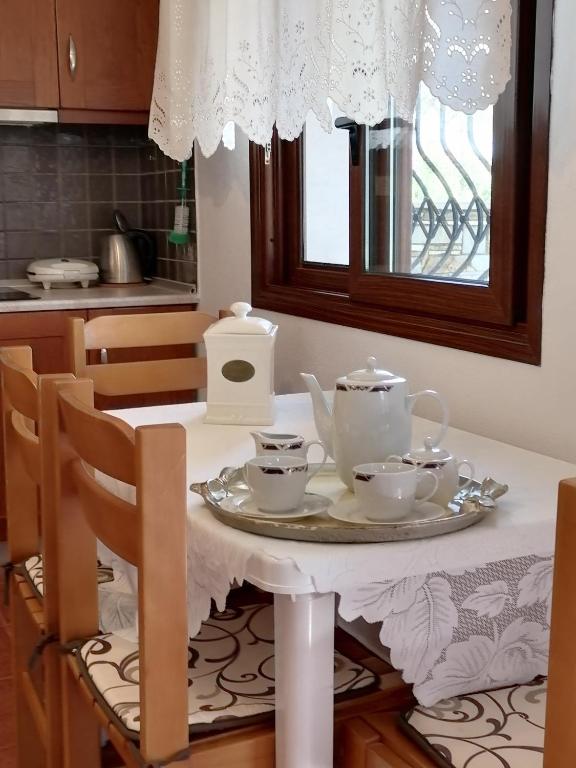Eleni Beach Apartments room 3