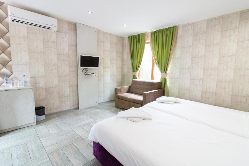 Elinor Complex room 5