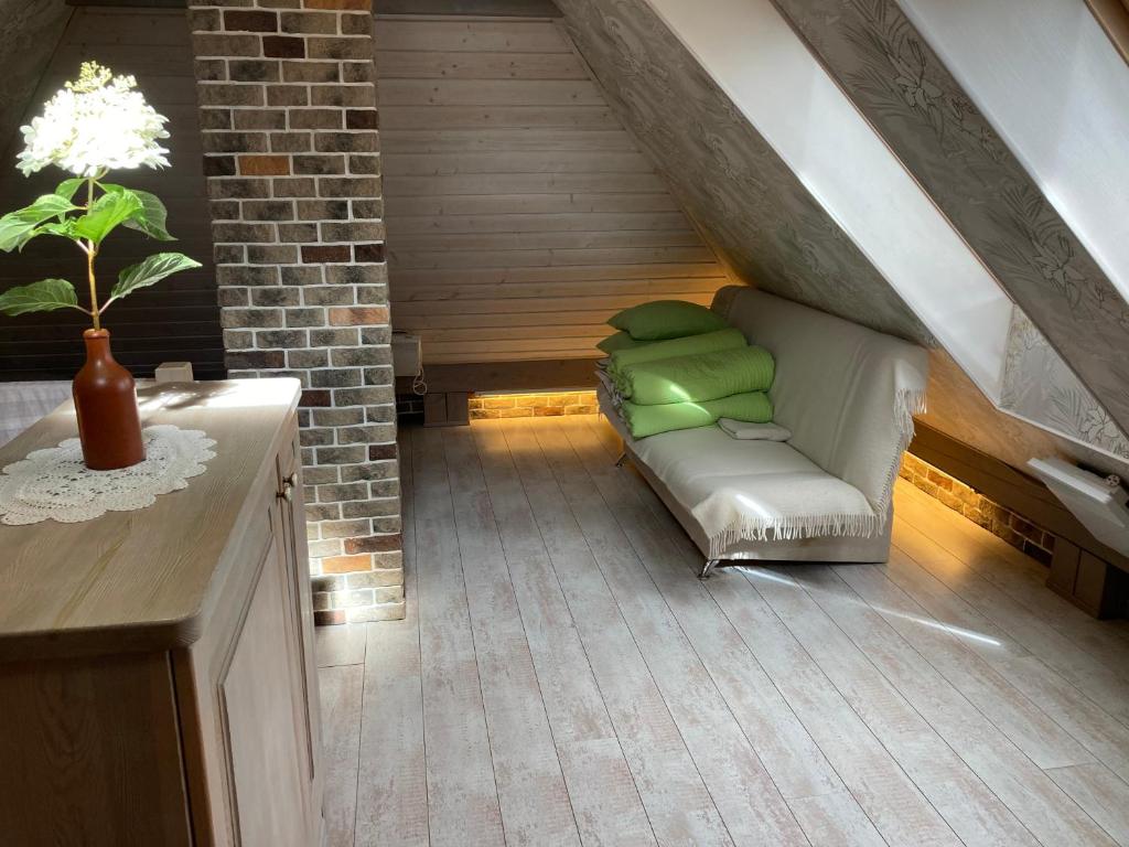 Estere room 3