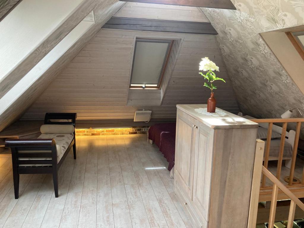 Estere room 4