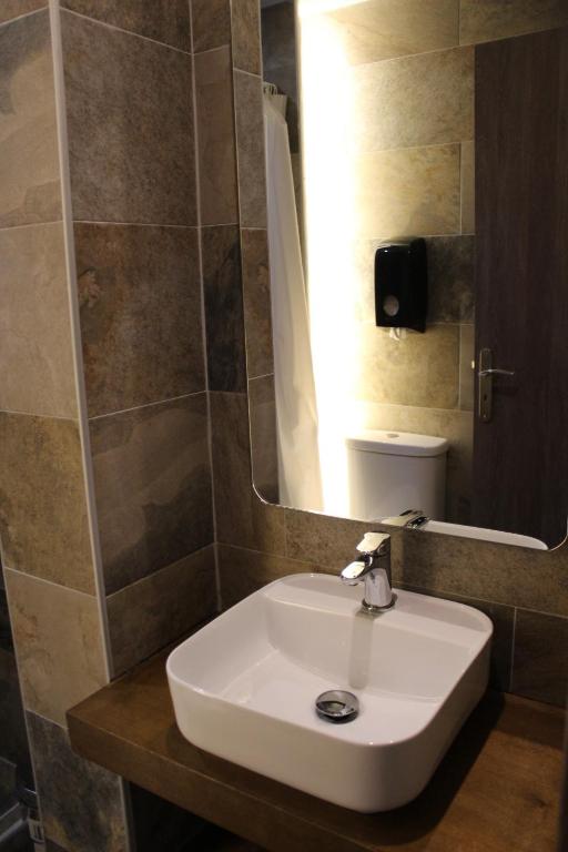 FALIREON HOTEL room 5