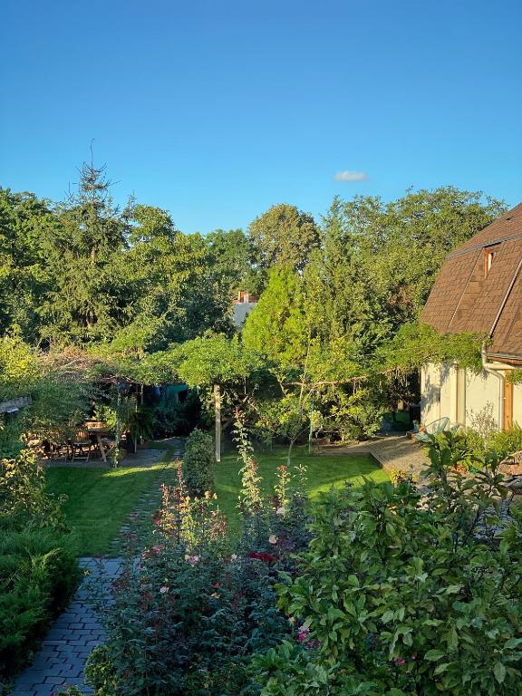 Garden House room 2