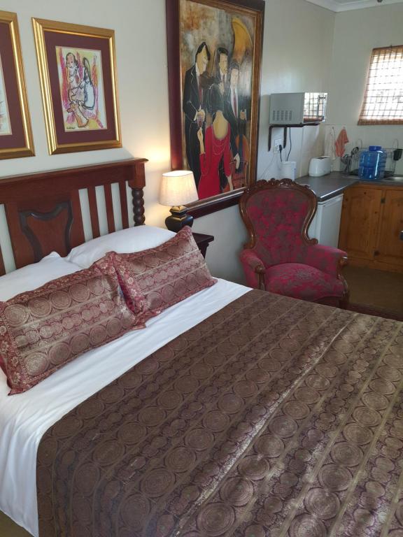Gemsbok Cottage room 2