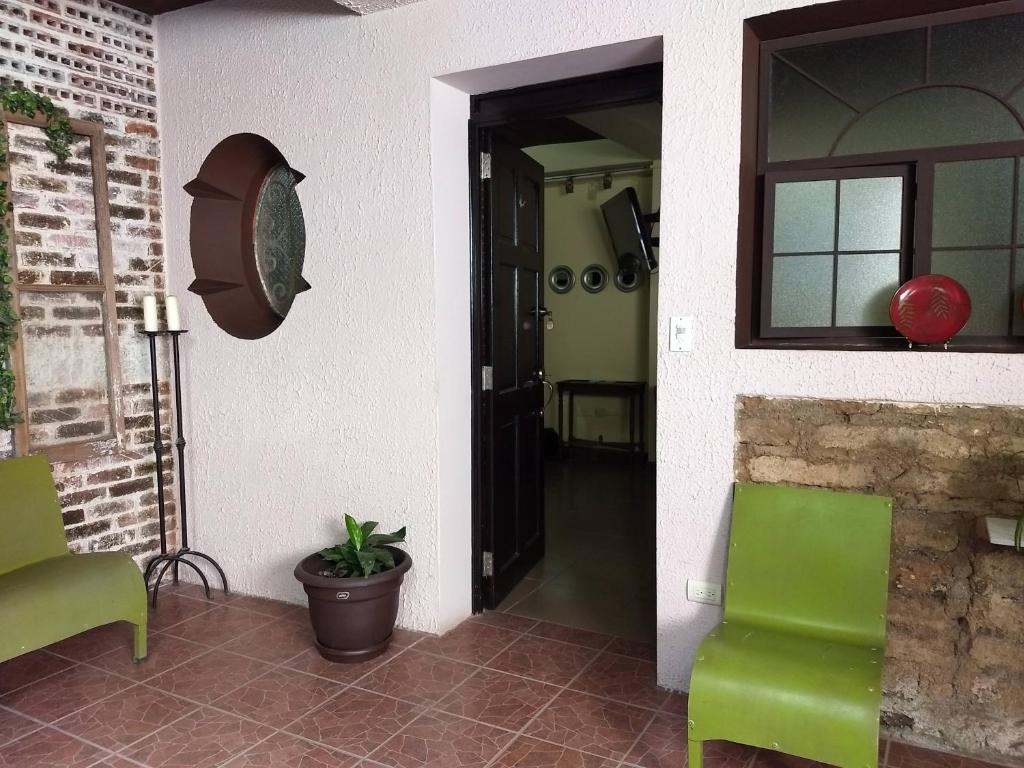 Give Apartments room 6