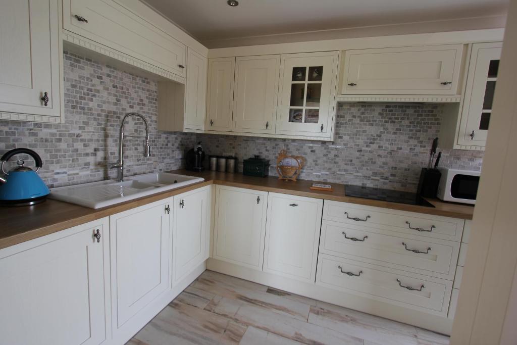 Glenside Cottage room 1