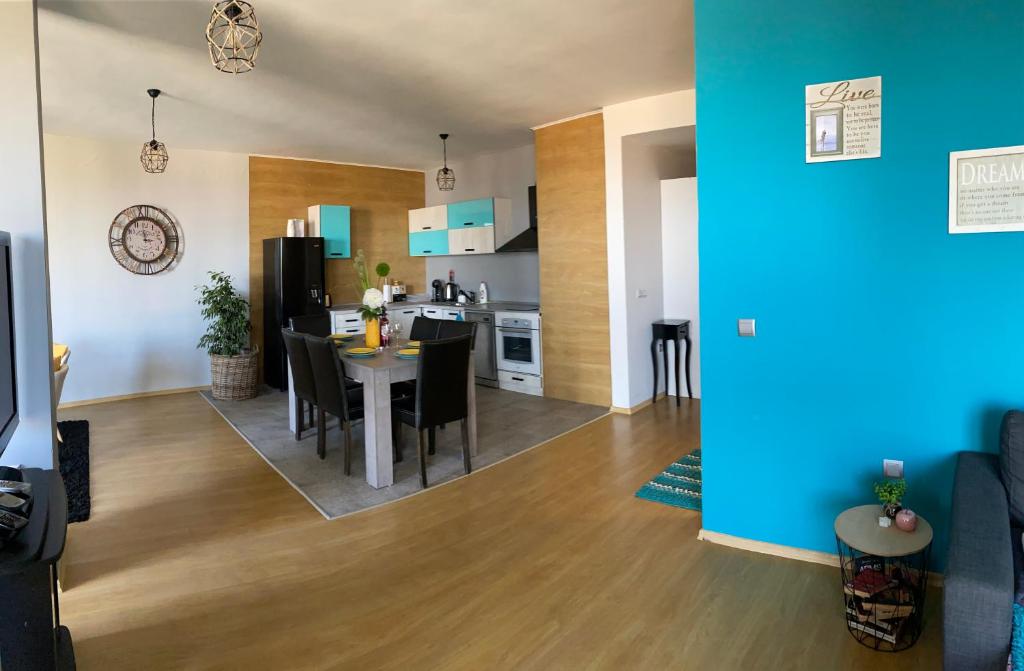 G M APART room 3