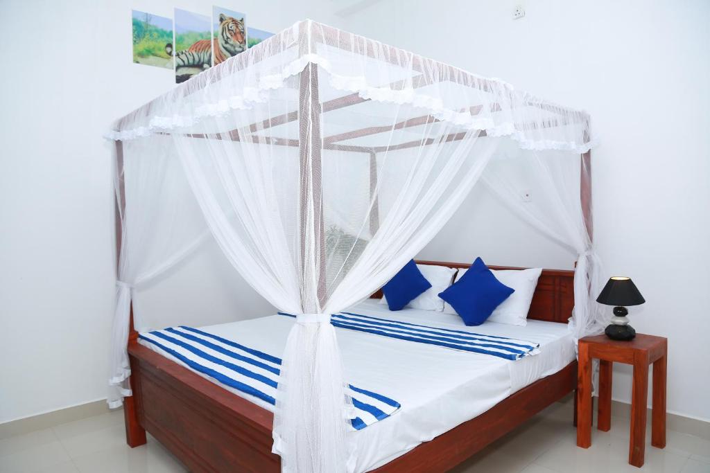 Happy House Hiriketiya room 4