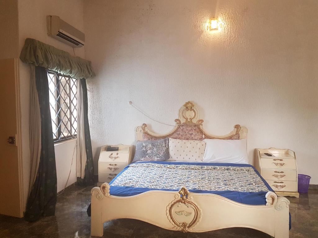 Hatfield Hotel and Suites room 2