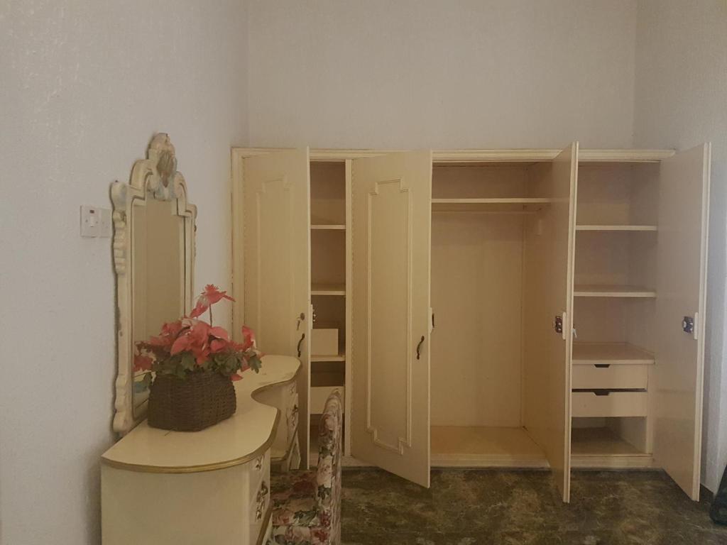 Hatfield Hotel and Suites room 3